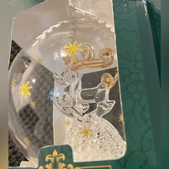 Kringle Glass Colour Changing Leaping Reindeer Ball Ornament - Picture 2 of 16